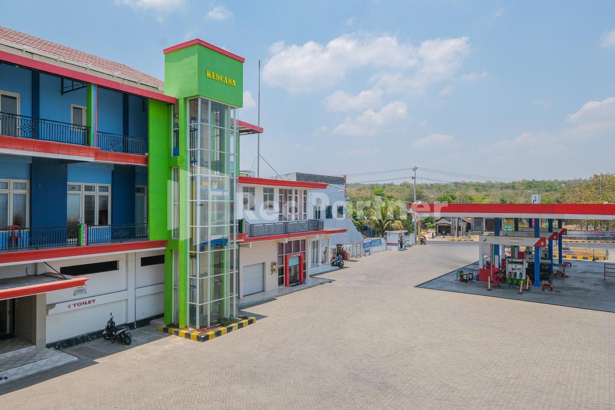 Grand Kencana Guesthouse Syariah Near Wisata Bahari Lamongan Paciran 外观 照片